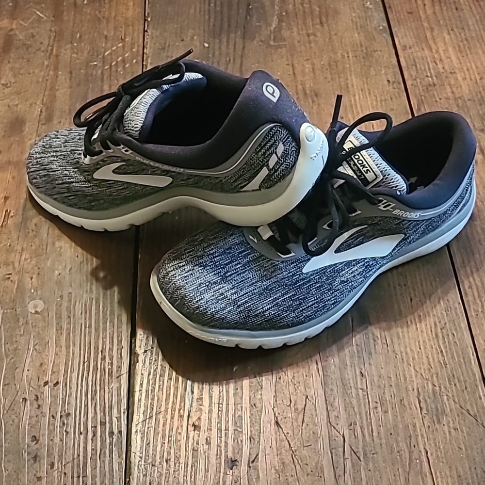 Brooks Pure Flow 7 like new sz 9.5 grey and black